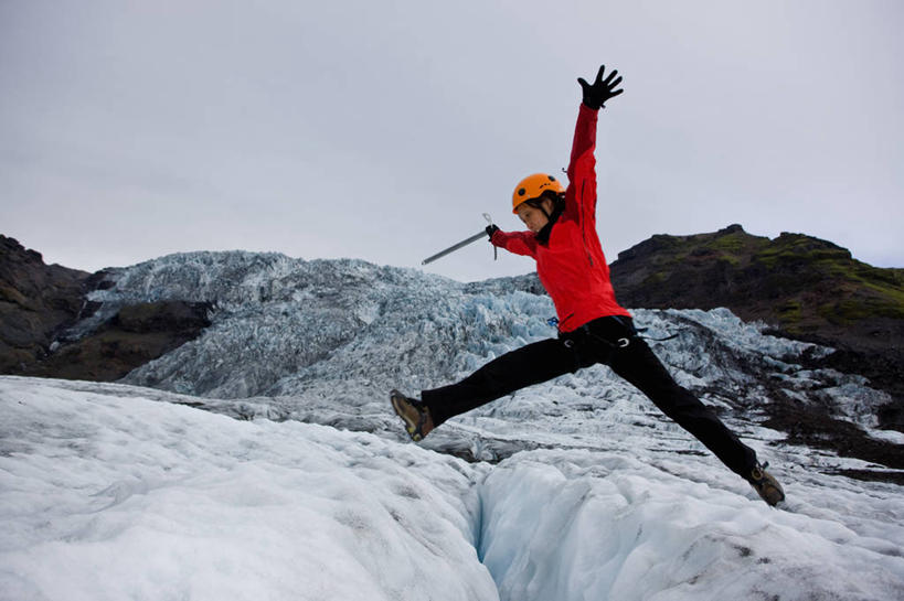 东方人,一个人,跳,伸展双臂,横图,室外,白天,侧面,锻炼,旅游,度假,安全,运动,石头,美景,山,山脉,亚洲,仅一个女性,仅一个人,握,阴影,服装,光线,石子,影子,景观,山顶,山峰,防护,山峦,半空,拿,拿着,注视,休闲装,黄种人,娱乐,运动器械,衣服,红色,蓝色,蓝天,天空,阳光,自然,手套,群山,天,观察,看,仅一个中年女性,享受,休闲,休闲服,景色,放松,握着,服饰,晴朗,观看,保护,察看,张开五指,关注,自然风光,室外运动,保险,户外运动,沉积岩,万里无云,保全,周全,安稳,安定,防护手套,颠峰,极峰,冰镐,登山装备,水成岩,平安,女人,女性,中年女性,亚洲人,石块,岩石,晴空,晴空万里,敞开双臂,伸开双臂,跳跃,展开双肩,张开手臂,张开双臂,彩图,全身,健身,五指张开,运动器材