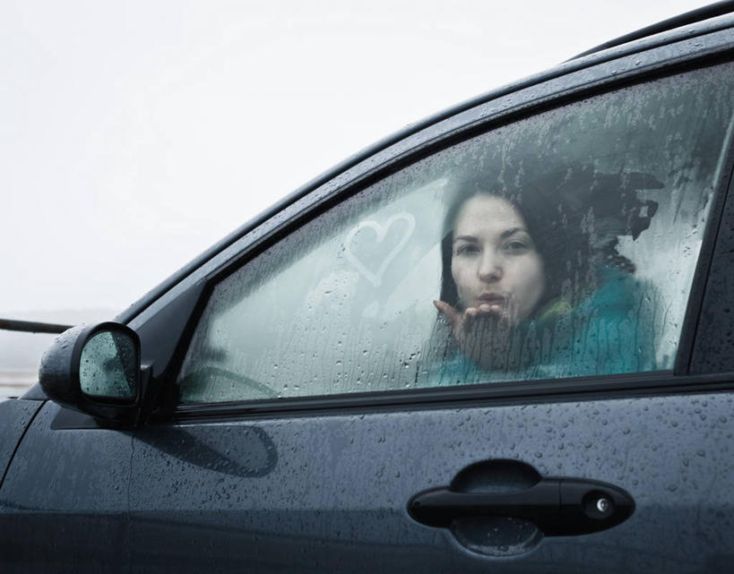 西方人,一个人,坐,吻,横图,室外,白天,正面,安全,雨,窗户,镜子,汽车,欧洲,欧洲人,仅一个年轻女性,仅一个女性,仅一个人,一辆,服装,反射,注视,休闲装,玻璃窗,车,衣服,天空,车窗,交通工具,轿车,天,观察,看,休闲,休闲服,服饰,后视镜,观看,细雨,镜像,察看,生命,镜面,关注,载具,光学,侧视镜,年轻女性,女人,女性,白种人,小雨,亲,亲吻,坐着,半身,彩图,飞吻