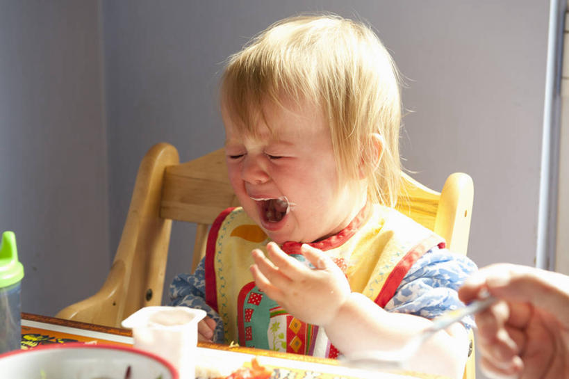 西方人,婴儿,儿童,两个人,家庭,母亲,坐,闭眼,哭,横图,室内,白天,正面,纯洁,餐桌,桌子,欧洲,欧洲人,阴影,反射,影子,勺子,塑料,围兜,盒子,小孩,餐巾,塑料制品,调羹,汤匙,张嘴,疼痛,温暖,温馨,一家人,可爱,母爱,童年,童趣,眼泪,活泼,餐台,悲伤,和睦,泪水,宝宝,痛苦,张大嘴巴,童真,纯真,烂漫,无邪,疾苦,苦楚,母婴,口水巾,食饭兜,婴儿围脖,婴儿围兜,伶俐,天真,年轻女性,女人,女性,白种人,孩子,年轻人,张开嘴,闭眼睛,闭着眼,闭着眼睛,坐着,半身,彩图,哭泣,哭啼,融洽