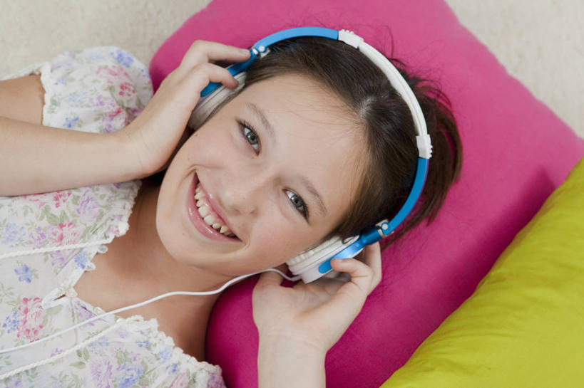 西方人,儿童,脸,头,脸颊,手,一个人,躺,笑,微笑,露齿笑,横图,俯视,室内,特写,白天,纯洁,靠垫,欧洲,欧洲人,双手,仅一个女性,仅一个人,戴,握,阴影,服装,反射,影子,靠枕,听,注视,休闲装,肩膀,一个,小孩,衣服,绿色,紫色,耳机,耳麦,话筒,垫子,枕头,观察,看,仅一个小孩,休闲,手部,休闲服,可爱,童年,童趣,握着,服饰,单个,观看,戴着,察看,麦克风,头戴式耳麦,关注,扩音器,传声器,童真,烂漫,无邪,微音器,卧着,天真,女孩,女人,女性,白种人,孩子,头部,脸部,脸蛋,面部,躺着,卧,半身,彩图,高角度拍摄,头戴式耳机,女生