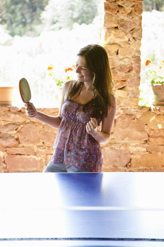 西方人,一个人,站,笑,微笑,露齿笑,竖图,室内,白天,正面,植物,窗户,欧洲,欧洲人,仅一个年轻女性,仅一个女性,仅一个人,握,服装,朦胧,模糊,盆栽,盆景,乒乓球拍,乒乓球装备,乒乓球桌,球拍,拿,拿着,扭头,注视,休闲装,运动器械,玻璃窗,衣服,绿色,自然,观察,看,站着,转头,休闲,休闲服,健身器械,握着,服饰,生长,成长,观看,察看,关注,健身器材,乒乓球球拍,乒乓球,乒乓球运动,年轻女性,女人,女性,白种人,站立,半身,彩图,乒乓球台,运动器材