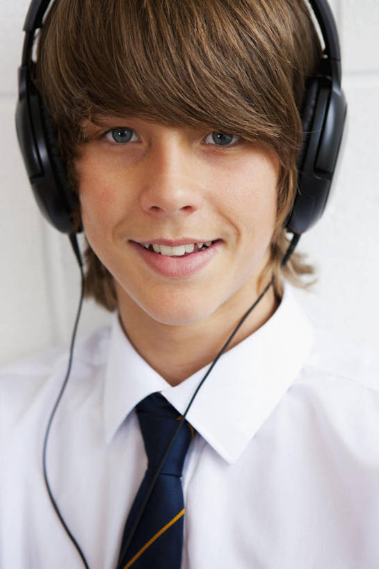 西方人,儿童,脸,头,脸颊,头发,一个人,笑,微笑,露齿笑,竖图,室内,特写,白天,白色背景,正面,衬衫,纯洁,欧洲,欧洲人,仅一个男性,仅一个人,棕色,领带,注视,肩膀,一个,小孩,耳机,耳麦,话筒,观察,看,仅一个小孩,可爱,童年,童趣,摄影,影棚,单个,观看,察看,麦克风,头戴式耳麦,关注,扩音器,传声器,童真,烂漫,无邪,微音器,天真,男孩,男人,男性,白种人,孩子,头部,直发,脸部,脸蛋,面部,半身,彩图,影棚拍摄,衬衣,拍摄,头戴式耳机,短发,男生