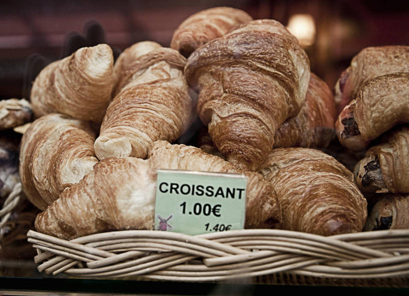 点心,面包,无人,商店,交叉,横图,室内,特写,白天,正面,竹子,一堆,许多,阴影,堆叠,堆积,竹制,朦胧,模糊,编织,反射,英文,标签,标志,篮子,文字,影子,字符,字母,食品,面点,羊角面包,很多,标识,商铺,食物,糕点,竹篮,牛角面包,竹条,堆,英文字母,交织,竹制品,阿拉伯文,市肆,商号,穿插,面包店,阿拉伯语,阿拉伯字母,彩图,店铺