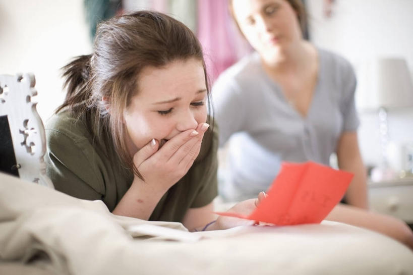 西方人,两个人,家庭,横图,室内,白天,正面,床,靠垫,卧室,欧洲,欧洲人,阴影,服装,朦胧,模糊,反射,传递,信息,影子,邮件,双人床,床单,靠枕,联系,注视,休闲装,被子,衣服,垫子,枕头,观察,看,趴着,休闲,温暖,温馨,一家人,休闲服,联络,邮递,遮,遮掩,通信,服饰,信件,观看,安慰,和睦,察看,掩盖,被单,抚慰,慰藉,遮挡,关注,邮政,遮盖,掩饰,劝慰,年轻女性,女人,女性,白种人,趴,半身,彩图,睡房,卧房,融洽