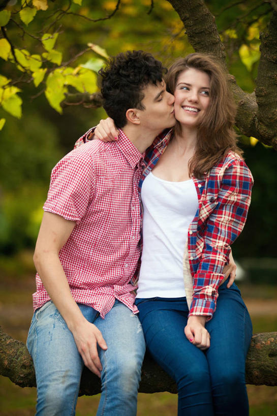 西方人,两个人,坐,闭眼,抱,笑,吻,微笑,竖图,室外,白天,正面,衬衫,爱情,草地,草坪,秋季,树林,植物,叶子,欧洲,欧洲人,服装,裤子,枯叶,落叶,枝条,浪漫,注视,牛仔裤,休闲装,草,树,树木,树枝,衣服,绿色,自然,观察,看,休闲,温暖,温馨,休闲服,恩爱,恋人,服饰,生长,成长,抱着,观看,和睦,察看,搂着,关注,虬枝,枝杈,男人,男性,年轻男性,年轻女性,女人,女性,白种人,情侣,叶,叶片,秋,秋天,闭眼睛,闭着眼,闭着眼睛,搂,搂抱,亲,亲吻,坐着,半身,彩图,衬衣,伴侣,融洽