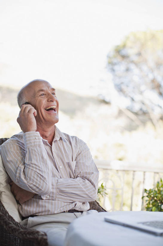 西方人,一个人,坐,闭眼,笑,打电话,微笑,露齿笑,竖图,室外,白天,正面,衬衫,电脑,笔记本电脑,植物,餐桌,桌面,桌子,电话,手机,椅子,欧洲,欧洲人,仅一个男性,仅一个人,仅一个中年男性,握,朦胧,模糊,网络,布料,拿,听,布纹,拿着,通讯设备,桌布,树,树木,绿色,自然,餐巾,台布,握着,生长,成长,餐台,无线,咖啡店,通信设备,无线网络,咖啡屋,无线上网,便携式电脑,交流,手提电脑,男人,男性,中年男性,白种人,餐桌布,闭眼睛,闭着眼,闭着眼睛,沟通,通话,坐着,半身,彩图,衬衣,咖啡馆