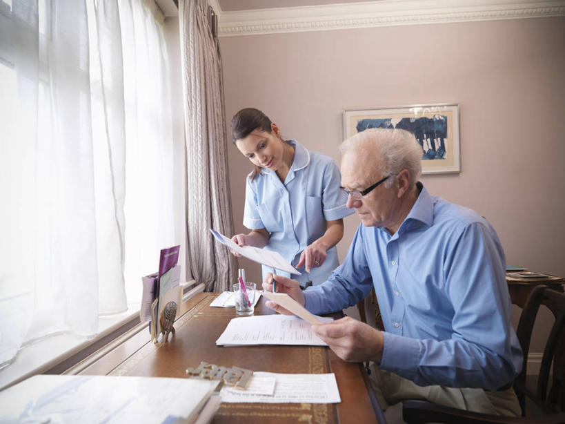 西方人,两个人,站,坐,笑,微笑,露齿笑,横图,室内,白天,正面,工作服,制服,窗户,窗帘,桌子,椅子,笔筒,欧洲人,握,服装,装饰,笔,材料,档案,文件,眼镜,纸,木椅,墙,办公用品,拿,拿着,注视,休闲装,书桌,玻璃窗,墙壁,墙面,文具,衣服,白色,帘子,课桌,容器,手稿,学习用品,资料,低头,观察,看,站着,护工,休闲,休闲服,遮阳,器皿,护理,握着,金融,服饰,经济,观看,储藏,照顾,支票,华丽,修饰,文具用品,证明,点缀,察看,单据,票据,储存,关注,文档,单子,近视眼镜,流通,贸易,护理工,衬托,美观,雅致,雅观,照看,护理员,工作制服,插笔器具,文房用具,老年男性,男人,男性,女人,女性,中年女性,白种人,站立,坐着,半身,彩图,工作套服,贮存