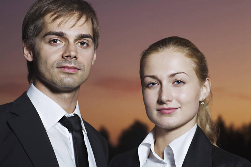 西方人,两个人,同事,商务人士,商务男性,商务女性,站,笑,微笑,横图,室外,白天,正面,衬衫,成功,合作,团队,集体,信心,日落,植物,欧洲,欧洲人,套装,晚霞,霞光,落日,领带,注视,队伍,装饰品,树,树木,绿色,自然,黄昏,耳环,饰品,首饰,观察,看,站着,彩霞,生长,成长,观看,察看,领导,象征,庄重,成就,关注,商务装,身份,合伙,领袖,工薪阶层,正式,地位,耳饰,夕照,薄暮,男人,男性,年轻男性,年轻女性,女人,女性,白种人,白领,上班族,夕阳,站立,半身,彩图,衬衣,傍晚,斜阳