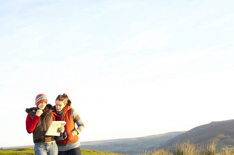 西方人,两个人,伙伴,朋友,站,笑,微笑,露齿笑,横图,室外,白天,正面,友谊,草地,草坪,山,山脉,植物,道路,地图,帽子,欧洲,欧洲人,撑,握,阴影,服装,装饰,光线,信息,影子,山峰,交通,山峦,拿,拿着,扭头,托腮,注视,休闲装,方向,草,衣服,蓝色,绿色,蓝天,天空,阳光,手套,群山,天,低头,观察,看,托,站着,转头,休闲,温暖,休闲服,握着,服饰,晴朗,观看,引导,指引,保暖,华丽,点缀,察看,双手插袋,御寒,关注,托下巴,手插袋,万里无云,双手抄兜,双手放兜,衬托,美观,雅致,雅观,棉帽,单手托腮,友情,年轻女性,女人,女性,中年女性,白种人,晴空,晴空万里,插兜,两手抄兜,两手放兜,手插兜,手放口袋,站立,半身,彩图,导航,手抄兜