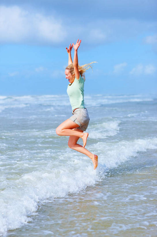 西方人,腿部,脚,脚趾,脚趾甲,腿,一个人,跳,举,笑,微笑,露齿笑,竖图,室外,白天,侧面,海浪,海洋,沙滩,欧洲,欧洲人,仅一个年轻女性,仅一个女性,仅一个人,阴影,服装,光线,沙子,影子,海岸,浪花,水平线,云,云朵,辽阔,海平线,沙地,半空,云彩,注视,休闲装,光脚,衣服,蓝色,白云,蓝天,天空,阳光,海水,天,观察,看,托,休闲,广阔,赤脚,休闲服,服饰,晴朗,观看,一望无际,察看,关注,海景,无边无际,一马平川,年轻女性,女人,女性,白种人,脚指甲,大海,风浪,海,海水的波动,海滩,近岸浪,涌浪,晴空,举起,举手,举着,跳跃,向上举,向上伸,向上托,彩图,全身,水天相接,水天一线