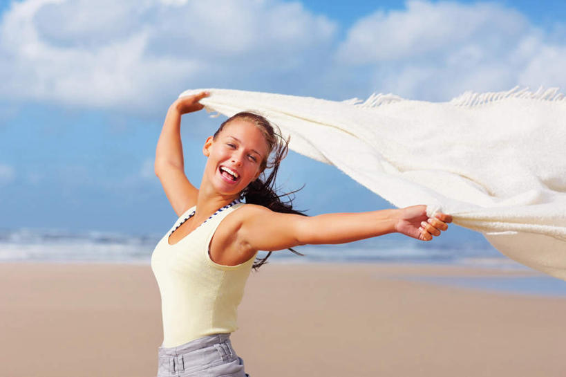 西方人,一个人,举,闭眼,笑,微笑,露齿笑,横图,室外,白天,侧面,海浪,海洋,沙滩,欧洲,欧洲人,仅一个年轻女性,仅一个女性,仅一个人,奔驰,握,阴影,服装,装饰,光线,背心,沙子,丝巾,影子,海岸,浪花,水平线,云,云朵,辽阔,海平线,沙地,拿,云彩,拿着,扭头,衣服,蓝色,白云,蓝天,天空,阳光,海水,天,奔跑,托,转头,广阔,握着,服饰,晴朗,一望无际,华丽,点缀,衣着,穿着,海景,衬托,美观,雅致,雅观,衣饰,无边无际,一马平川,年轻女性,女人,女性,白种人,大海,风浪,海,海水的波动,海滩,近岸浪,涌浪,晴空,闭眼睛,闭着眼,闭着眼睛,举起,举手,举着,向上举,向上伸,向上托,半身,彩图,水天相接,水天一线