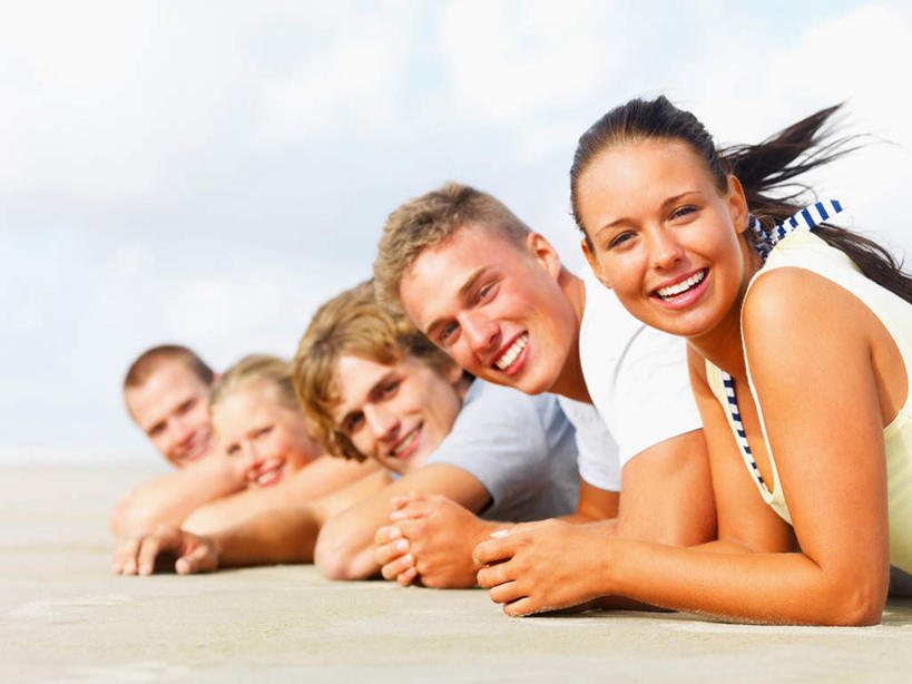 西方人,伙伴,朋友,躺,笑,微笑,露齿笑,横图,室外,白天,侧面,友谊,海浪,海洋,沙滩,欧洲,欧洲人,五个人,一排,阴影,服装,整齐,光线,沙子,影子,海岸,浪花,云,云朵,沙地,许多人,云彩,扭头,注视,休闲装,排列,衣服,蓝色,白云,蓝天,天空,阳光,海水,天,观察,看,趴着,转头,一群人,休闲,休闲服,服饰,晴朗,观看,察看,队列,关注,海景,卧着,友情,男人,男性,年轻男性,年轻女性,女人,女性,白种人,大海,风浪,海,海水的波动,海滩,近岸浪,涌浪,晴空,趴,躺着,卧,半身,彩图