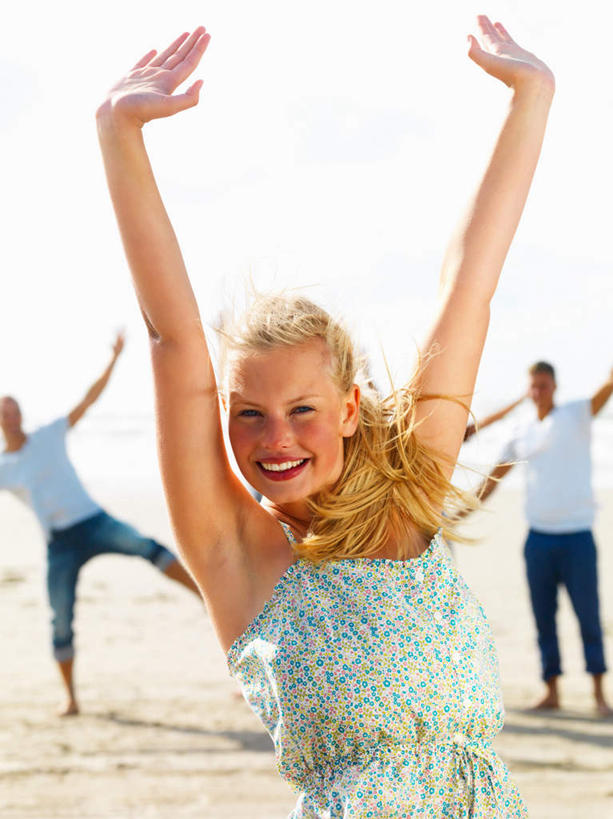 西方人,三个人,伙伴,朋友,举,伸展双臂,笑,微笑,露齿笑,竖图,室外,白天,正面,跳舞,友谊,海浪,海洋,沙滩,欧洲,欧洲人,阴影,服装,裤子,朦胧,模糊,光线,沙子,影子,海岸,浪花,云,云朵,沙地,云彩,注视,牛仔裤,休闲装,衣服,白云,天空,阳光,海水,天,观察,看,托,休闲,休闲服,服饰,晴朗,观看,察看,关注,舞姿,海景,友情,男人,男性,年轻男性,年轻女性,女人,女性,白种人,大海,风浪,海,海水的波动,海滩,近岸浪,涌浪,晴空,敞开双臂,举起,举手,举着,伸开双臂,向上举,向上伸,向上托,展开双肩,张开手臂,张开双臂,半身,彩图,舞蹈