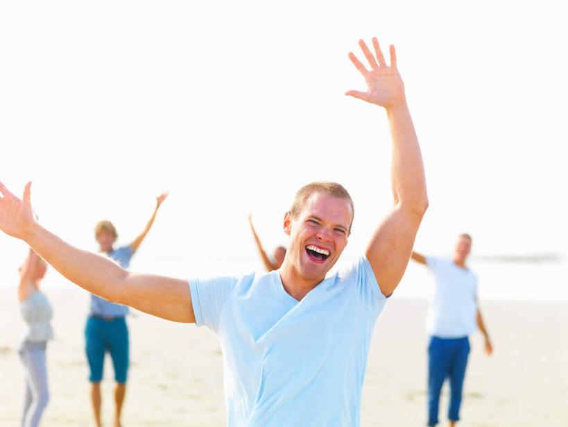 西方人,伙伴,朋友,举,伸展双臂,笑,微笑,露齿笑,横图,室外,白天,正面,跳舞,友谊,海浪,海洋,沙滩,欧洲,欧洲人,五个人,阴影,服装,裤子,朦胧,模糊,光线,沙子,影子,海岸,浪花,云,云朵,沙地,许多人,云彩,注视,牛仔裤,休闲装,衣服,白云,天空,阳光,海水,天,观察,看,托,一群人,休闲,休闲服,服饰,晴朗,观看,察看,关注,舞姿,海景,友情,男人,男性,年轻男性,年轻女性,女人,女性,白种人,大海,风浪,海,海水的波动,海滩,近岸浪,涌浪,晴空,敞开双臂,举起,举手,举着,伸开双臂,向上举,向上伸,向上托,展开双肩,张开手臂,张开双臂,半身,彩图,舞蹈