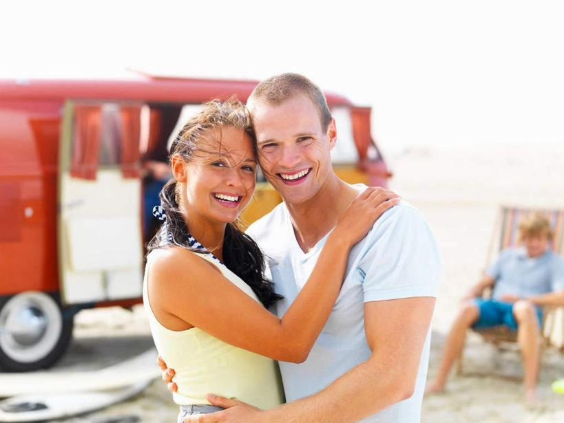 西方人,三个人,伙伴,朋友,站,坐,抱,笑,微笑,露齿笑,横图,室外,白天,正面,爱情,友谊,海浪,海洋,沙滩,汽车,椅子,欧洲,欧洲人,一辆,服装,朦胧,模糊,冲浪板,沙子,躺椅,海岸,浪花,面包车,沙地,浪漫,扭头,注视,休闲装,运动器械,车,衣服,海水,交通工具,观察,看,站着,转头,休闲,温暖,温馨,休闲服,健身器械,恩爱,恋人,服饰,抱着,观看,沙滩椅,和睦,察看,搂着,关注,载具,健身器材,海景,冲浪装备,友情,男人,男性,年轻男性,年轻女性,女人,女性,白种人,情侣,大海,风浪,海,海水的波动,海滩,近岸浪,涌浪,怀抱,搂,搂抱,相抱,拥抱,站立,坐着,半身,彩图,伴侣,融洽,运动器材