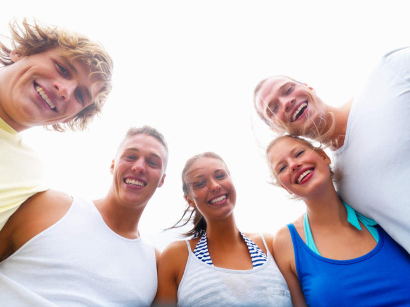 西方人,伙伴,朋友,站,笑,微笑,露齿笑,横图,室外,白天,仰视,友谊,欧洲,欧洲人,五个人,一排,服装,整齐,背心,许多人,注视,休闲装,排列,衣服,天空,天,低头,观察,看,站着,一群人,休闲,休闲服,服饰,晴朗,观看,察看,队列,关注,万里无云,友情,男人,男性,年轻男性,年轻女性,女人,女性,白种人,晴空,晴空万里,站立,半身,彩图,低角度拍摄