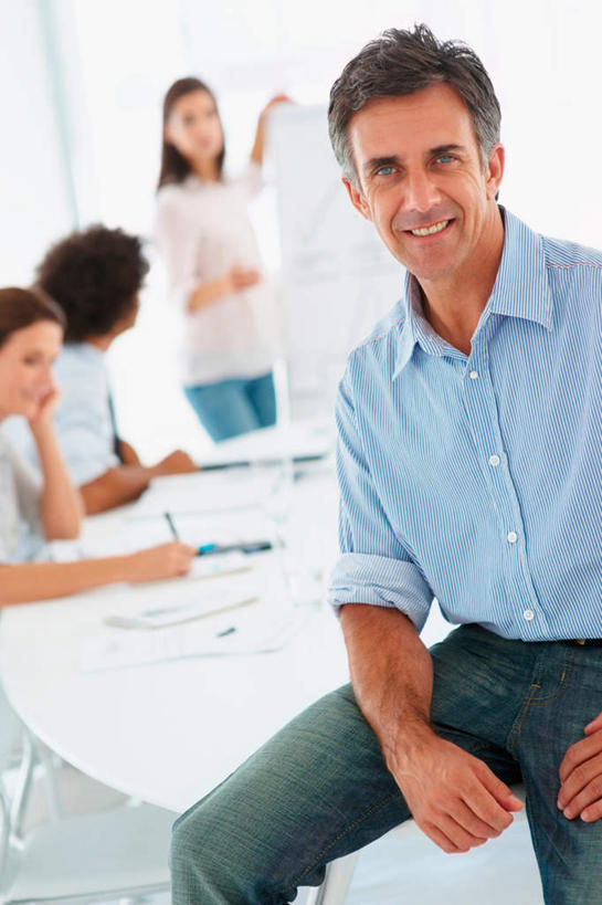 西方人,四个人,伙伴,朋友,商务人士,商务男性,商务女性,办公室,站,坐,笑,说,微笑,露齿笑,竖图,室内,白天,正面,衬衫,讨论,友谊,合作,团队,窗户,家具,落地窗,桌子,欧洲,欧洲人,握,阴影,套装,朦胧,模糊,反射,材料,档案,文件,影子,办公桌,注视,玻璃窗,白板,资料,观察,看,站着,战略,握着,观看,察看,关注,文档,商务装,记录板,工薪阶层,记事板,办公家具,联合,合谋,交流,配合,协作,男人,男性,女人,女性,中年男性,中年女性,白种人,白领,上班族,沟通,讲话,交谈,商讨,说话,谈话,站立,坐着,半身,彩图,衬衣