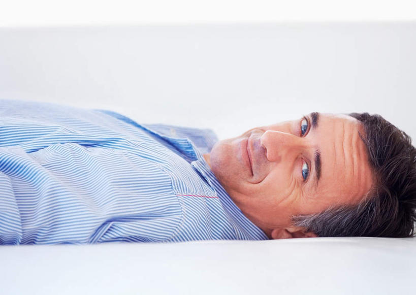 西方人,一个人,客厅,躺,横图,室内,白天,侧面,沙发,欧洲,欧洲人,仅一个男性,仅一个人,仅一个中年男性,服装,墙,扭头,注视,休闲装,墙壁,墙面,衣服,白色,观察,看,转头,休闲,休闲服,服饰,观看,察看,起居室,关注,布艺沙发,客堂,卧着,男人,男性,中年男性,白种人,躺着,卧,半身,彩图