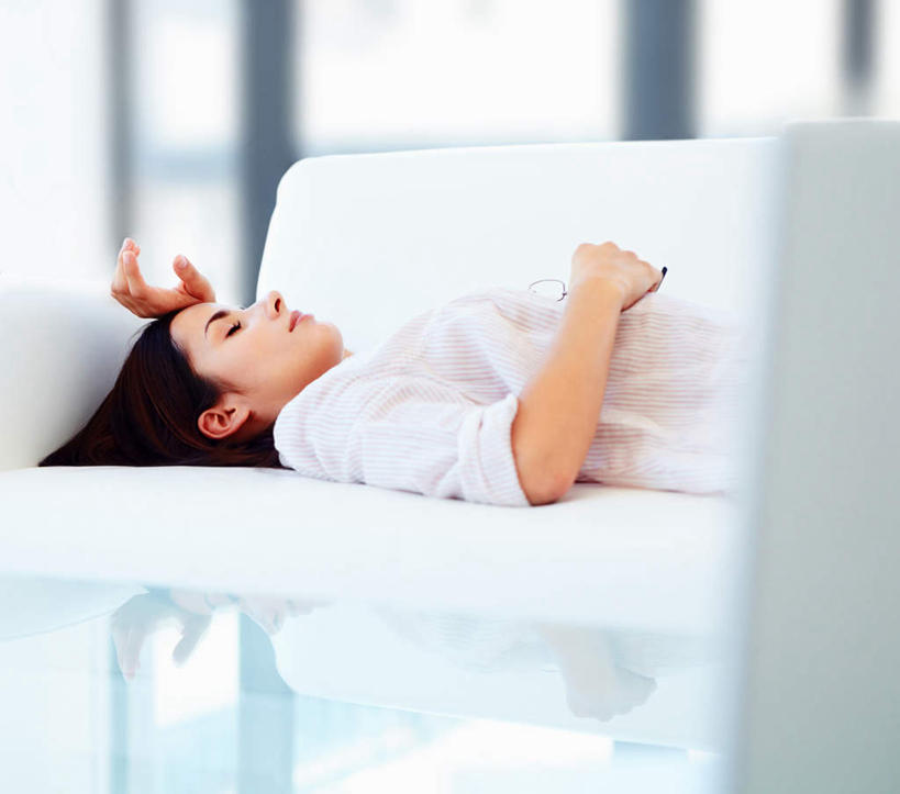 西方人,一个人,客厅,躺,闭眼,睡,横图,室内,白天,侧面,电脑,笔记本电脑,窗户,落地窗,沙发,桌子,玻璃,欧洲,欧洲人,仅一个年轻女性,仅一个女性,仅一个人,服装,朦胧,模糊,网络,墙,茶几,休闲装,通讯设备,玻璃窗,墙壁,墙面,玻璃制品,衣服,白色,休闲,休闲服,服饰,无线,起居室,通信设备,无线网络,布艺沙发,无线上网,便携式电脑,客堂,卧着,手提电脑,年轻女性,女人,女性,白种人,闭眼睛,闭着眼,闭着眼睛,困,困觉,寝息,睡觉,躺着,卧,半身,彩图