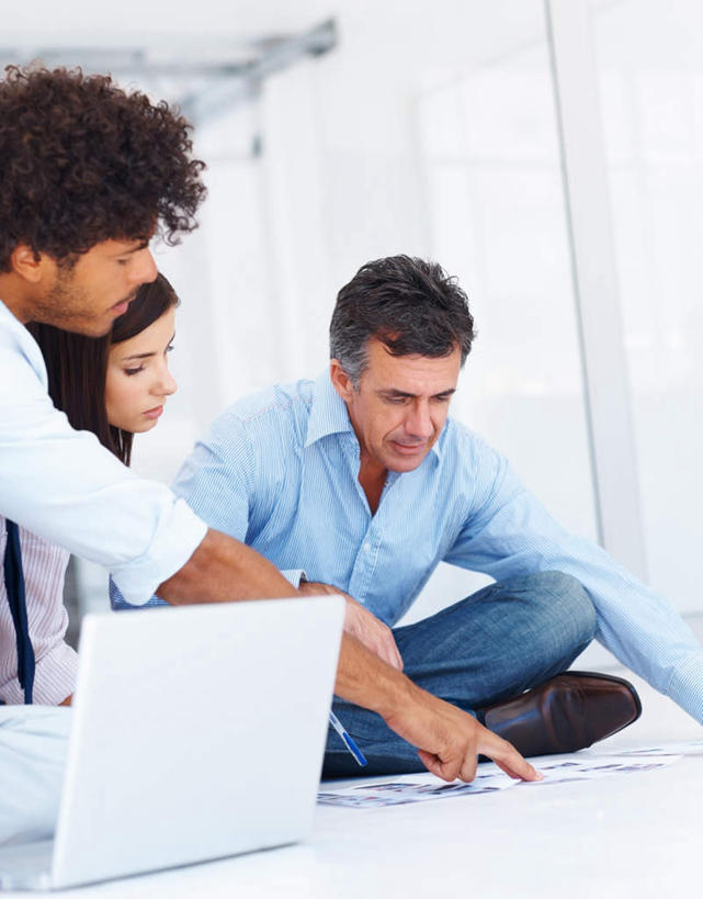 西方人,三个人,伙伴,朋友,商务人士,商务男性,商务女性,办公室,站,坐,盘腿,竖图,室内,白天,仰视,衬衫,友谊,合作,团队,电脑,笔记本电脑,窗户,家具,落地窗,桌子,欧洲,欧洲人,指,套装,网络,材料,档案,文件,纸,办公桌,扭头,注视,方向,通讯设备,玻璃窗,手稿,资料,低头,观察,看,手势,站着,转头,战略,观看,证明,察看,无线,指向,食指,关注,文档,通信设备,商务装,无线网络,无线上网,便携式电脑,工薪阶层,办公家具,联合,合谋,配合,协作,手提电脑,男人,男性,年轻男性,年轻女性,女人,女性,中年女性,白种人,白领,上班族,盘腿而坐,盘膝,盘着腿的,盘着腿坐,双腿交叉,站立,坐着,半身,彩图,低角度拍摄,衬衣