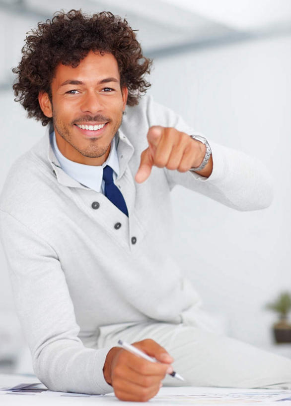 西方人,一个人,商务人士,商务男性,办公室,站,笑,微笑,露齿笑,竖图,室内,白天,正面,衬衫,植物,家具,桌子,欧洲,欧洲人,仅一个男性,仅一个人,仅一个中年男性,握,指,套装,朦胧,模糊,笔,材料,档案,盆栽,文件,纸,办公桌,墙,办公用品,领带,盆景,拿,拿着,注视,水笔,墙壁,墙面,文具,绿色,白色,自然,手稿,学习用品,资料,观察,看,手势,站着,握着,生长,成长,观看,文具用品,证明,察看,指向,象征,庄重,食指,关注,文档,商务装,身份,工薪阶层,办公家具,正式,地位,男人,男性,中年男性,白种人,白领,上班族,站立,半身,彩图,衬衣