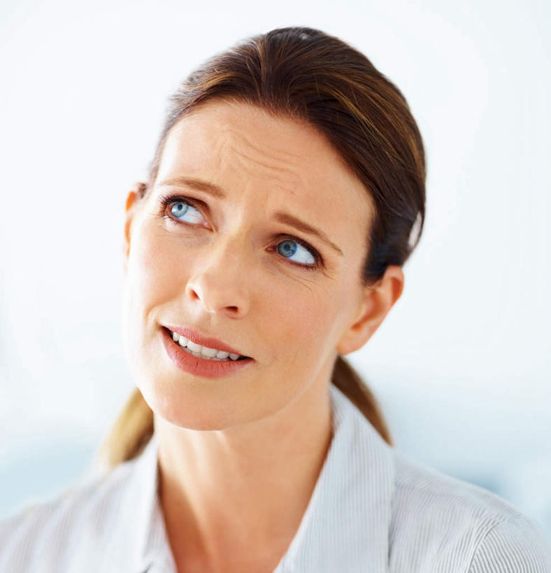 西方人,脸,头,眼睛,脸颊,眉毛,睫毛,一个人,商务人士,商务女性,站,笑,微笑,竖图,室内,特写,白天,正面,欧洲,欧洲人,瞳孔,仅一个女性,仅一个人,套装,朦胧,模糊,墙,扭头,注视,肩膀,墙壁,墙面,蓝色,白色,观察,看,站着,转头,仅一个中年女性,眼部,观看,察看,关注,商务装,工薪阶层,女人,女性,中年女性,白种人,头部,睫,脸部,脸蛋,眉,面部,眼,眼睫毛,眼眉,白领,上班族,站立,半身,彩图,眼眉毛