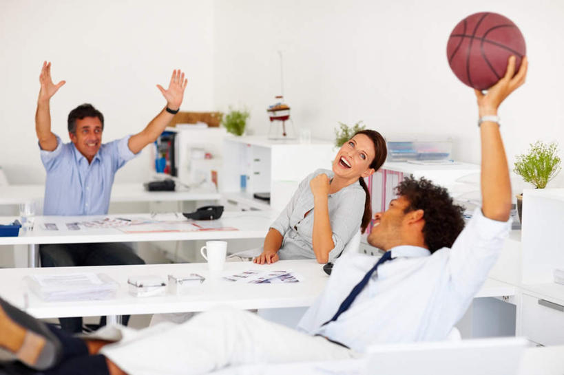 西方人,三个人,伙伴,朋友,商务人士,商务男性,商务女性,办公室,坐,举,笑,微笑,露齿笑,横图,室内,白天,正面,衬衫,友谊,合作,团队,电脑,显示器,鼠标,键盘,篮球,植物,家具,桌子,欧洲,欧洲人,撑,握,套装,时间,网络,盆栽,时钟,手表,办公桌,墙,篮球装备,盆景,拿,计时,拿着,扭头,托腮,注视,输入设备,通讯设备,运动器械,墙壁,墙面,绿色,白色,自然,钟表,观察,看,托,转头,表,健身器械,台式电脑,战略,握着,生长,成长,观看,腕表,察看,关注,托下巴,通信设备,商务装,健身器材,篮球运动,工薪阶层,输出设备,办公家具,联合,合谋,配合,协作,男人,男性,年轻男性,年轻女性,女人,女性,中年女性,白种人,白领,上班族,钟,举起,举手,举着,向上举,向上伸,向上托,坐着,半身,彩图,衬衣,运动器材