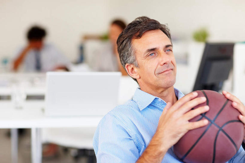 西方人,三个人,伙伴,朋友,商务人士,商务男性,商务女性,办公室,坐,笑,微笑,横图,室内,白天,正面,衬衫,友谊,合作,团队,电脑,显示器,鼠标,键盘,篮球,植物,家具,桌子,欧洲,欧洲人,握,套装,时间,网络,盆栽,时钟,手表,办公桌,墙,篮球装备,盆景,拿,计时,拿着,注视,输入设备,通讯设备,运动器械,墙壁,墙面,绿色,白色,自然,钟表,观察,看,表,健身器械,台式电脑,战略,握着,生长,成长,观看,腕表,察看,关注,通信设备,商务装,健身器材,篮球运动,工薪阶层,输出设备,办公家具,联合,合谋,配合,协作,男人,男性,年轻男性,年轻女性,女人,女性,中年女性,白种人,白领,上班族,钟,坐着,半身,彩图,衬衣,运动器材