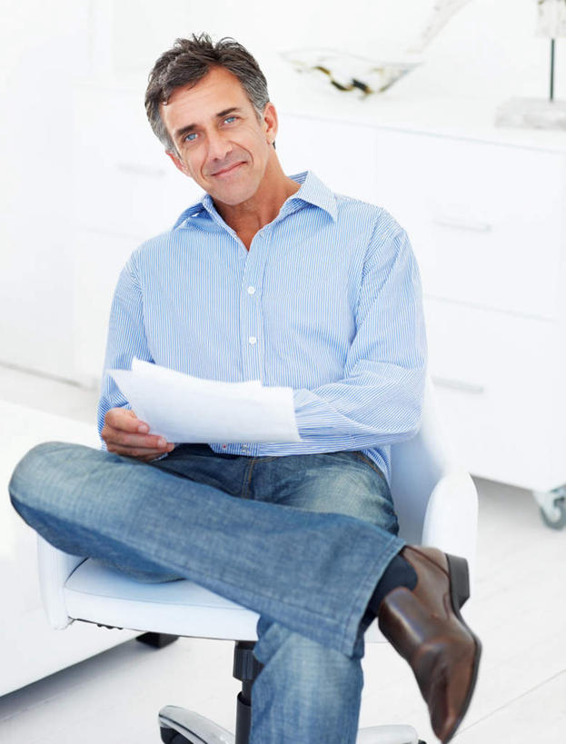 西方人,一个人,商务人士,商务男性,办公室,坐,笑,微笑,竖图,室内,白天,正面,鞋,衬衫,柜子,家具,桌子,鞋子,欧洲,欧洲人,仅一个男性,仅一个人,仅一个中年男性,握,套装,裤子,材料,档案,文件,纸,办公桌,墙,皮革,储物柜,二郎腿,拿,拿着,注视,牛仔裤,墙壁,墙面,白色,手稿,资料,观察,看,握着,观看,证明,察看,储存,关注,文档,商务装,工薪阶层,办公家具,储备,蕴藏,贮备,男人,男性,中年男性,白种人,白领,上班族,坐着,半身,彩图,衬衣,皮鞋,贮存