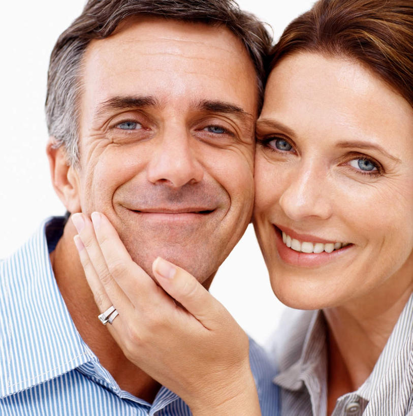 西方人,中年人,脸,头,脸颊,手,两个人,家庭,夫妻,站,捧,笑,微笑,露齿笑,竖图,室内,特写,白天,白色背景,正面,爱情,欧洲,欧洲人,阴影,服装,反射,影子,浪漫,注视,休闲装,肩膀,装饰品,衣服,戒指,饰品,首饰,观察,看,站着,休闲,温暖,温馨,一家人,手部,休闲服,恩爱,恋人,摄影,服饰,影棚,观看,单手,信物,和睦,察看,权利,关注,手饰,男人,男性,女人,女性,中年男性,中年女性,白种人,头部,脸部,脸蛋,面部,夫妇,情侣,端,端着,捧着,手捧,站立,半身,彩图,影棚拍摄,拍摄,伴侣,融洽