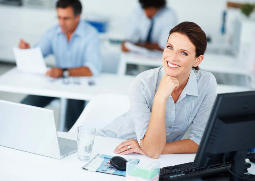 西方人,三个人,伙伴,朋友,商务人士,商务男性,商务女性,办公室,坐,笑,微笑,露齿笑,横图,室内,白天,正面,衬衫,友谊,合作,团队,电脑,笔记本电脑,显示器,鼠标,键盘,水,家具,桌子,杯子,欧洲,欧洲人,撑,握,套装,朦胧,模糊,时间,网络,材料,档案,时钟,手表,文件,液体,纸,办公桌,墙,拿,计时,拿着,托腮,注视,输入设备,通讯设备,饮用水,墙壁,墙面,玻璃制品,白色,手稿,水杯,资料,钟表,矿泉水,观察,看,托,表,台式电脑,战略,握着,观看,腕表,证明,察看,关注,托下巴,文档,通信设备,商务装,便携式电脑,工薪阶层,蒸馏水,输出设备,办公家具,联合,合谋,配合,协作,手提电脑,男人,男性,女人,女性,中年男性,中年女性,白种人,白领,上班族,玻璃杯,钟,坐着,半身,彩图,衬衣