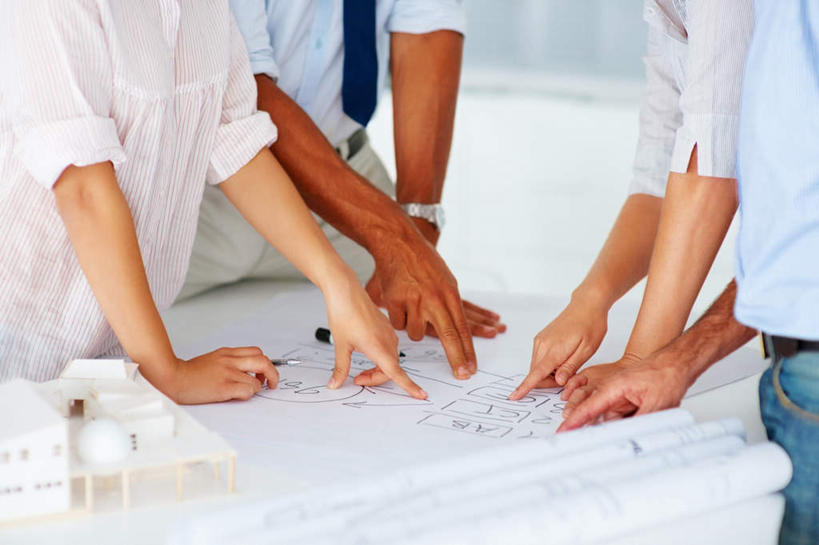 西方人,四个人,伙伴,朋友,商务人士,商务男性,商务女性,办公室,站,横图,俯视,室内,白天,衬衫,友谊,合作,团队,窗户,家具,桌子,欧洲,欧洲人,指,阴影,套装,朦胧,模糊,立体,时间,反射,空间,时钟,手表,图纸,影子,办公桌,墙,设计图,计时,方向,玻璃窗,墙壁,墙面,白色,模型,钟表,手势,站着,表,规划,战略,腕表,指向,食指,商务装,工程图,草图,蓝图,工薪阶层,办公家具,联合,合谋,直观,建筑模型,建筑设计,配合,协作,男人,男性,女人,女性,中年男性,中年女性,白种人,白领,上班族,设计,钟,站立,半身,彩图,高角度拍摄,衬衣