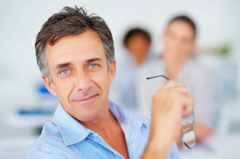 西方人,三个人,伙伴,朋友,商务人士,商务男性,商务女性,办公室,坐,笑,微笑,横图,室内,白天,正面,衬衫,友谊,合作,团队,家具,桌子,欧洲,欧洲人,握,套装,朦胧,模糊,材料,档案,文件,眼镜,纸,办公桌,墙,拿,拿着,注视,墙壁,墙面,白色,手稿,资料,观察,看,战略,握着,观看,证明,察看,关注,文档,商务装,近视眼镜,工薪阶层,办公家具,联合,合谋,配合,协作,男人,男性,女人,女性,中年男性,中年女性,白种人,白领,上班族,坐着,半身,彩图,衬衣