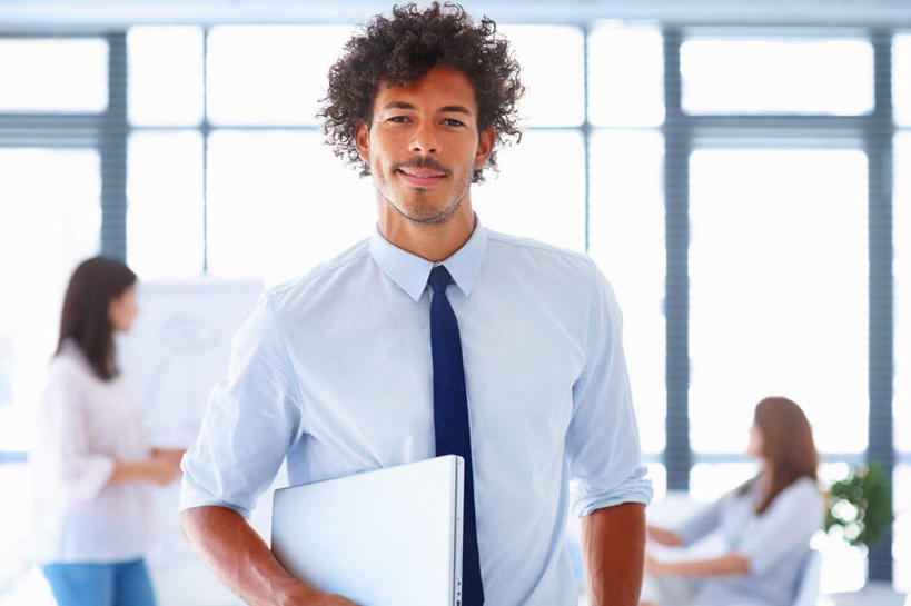 西方人,三个人,伙伴,朋友,商务人士,商务男性,商务女性,站,坐,笑,微笑,横图,室内,白天,正面,衬衫,友谊,合作,团队,电脑,笔记本电脑,植物,窗户,落地窗,欧洲,欧洲人,握,套装,网络,盆栽,领带,盆景,拿,拿着,注视,通讯设备,玻璃窗,绿色,自然,白板,观察,看,站着,战略,握着,生长,成长,观看,察看,无线,象征,庄重,关注,通信设备,商务装,身份,无线网络,记录板,无线上网,便携式电脑,工薪阶层,记事板,联合,合谋,正式,地位,配合,协作,手提电脑,男人,男性,年轻女性,女人,女性,中年男性,中年女性,白种人,白领,上班族,站立,坐着,半身,彩图,衬衣