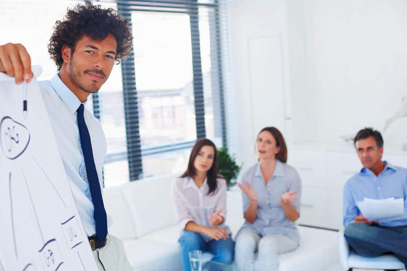 西方人,四个人,伙伴,朋友,商务人士,商务男性,商务女性,站,坐,笑,说,微笑,横图,室内,白天,正面,衬衫,讨论,友谊,合作,团队,水,植物,窗户,落地窗,沙发,桌子,杯子,玻璃,欧洲,欧洲人,握,套装,朦胧,模糊,分析,材料,档案,盆栽,图形,文件,液体,纸,墙,领带,盆景,系统,拿,茶几,拿着,扭头,注视,饮用水,玻璃窗,墙壁,墙面,玻璃制品,绿色,白色,自然,白板,手稿,水杯,资料,矿泉水,观察,看,站着,转头,战略,握着,生长,成长,观看,证明,察看,象征,庄重,关注,文档,商务装,身份,记录板,布艺沙发,工薪阶层,蒸馏水,记事板,联合,合谋,正式,地位,方法,思路,框图,流程图,算法,交流,配合,协作,男人,男性,女人,女性,中年男性,中年女性,白种人,白领,上班族,玻璃杯,沟通,讲话,交谈,商讨,说话,谈话,站立,坐着,半身,彩图,衬衣