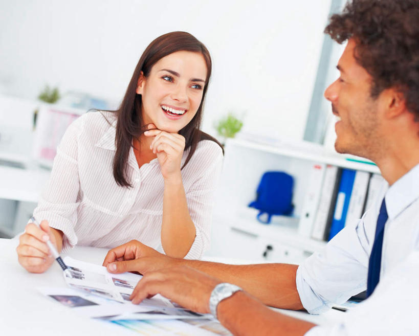 西方人,两个人,伙伴,朋友,商务人士,商务男性,商务女性,办公室,坐,笑,微笑,露齿笑,横图,室内,白天,正面,衬衫,友谊,合作,团队,植物,家具,桌子,椅子,欧洲,欧洲人,撑,握,套装,朦胧,模糊,时间,笔,材料,档案,盆栽,时钟,手表,文件,纸,办公桌,墙,办公用品,领带,盆景,拿,计时,拿着,扭头,托腮,注视,墙壁,墙面,文具,绿色,白色,自然,会议椅,手稿,学习用品,资料,钟表,观察,看,托,转头,表,战略,握着,生长,成长,观看,办公椅,腕表,文具用品,证明,察看,象征,庄重,关注,托下巴,文档,商务装,身份,工薪阶层,办公家具,联合,合谋,正式,地位,商务椅,培训椅,配合,协作,男人,男性,年轻女性,女人,女性,中年男性,白种人,白领,上班族,钟,坐着,半身,彩图,衬衣