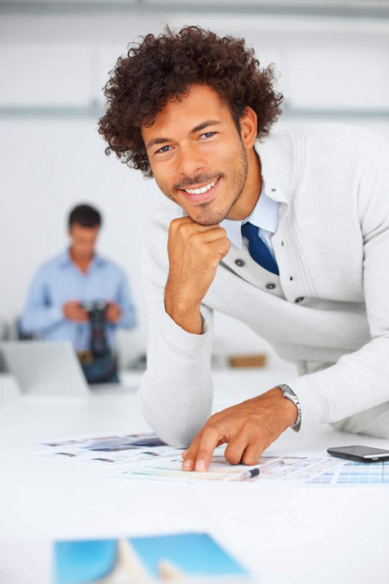 西方人,两个人,伙伴,朋友,商务人士,商务男性,办公室,站,笑,微笑,露齿笑,竖图,室内,白天,正面,衬衫,友谊,合作,团队,桌子,相机,欧洲,欧洲人,撑,弯腰,握,套装,朦胧,模糊,材料,档案,文件,纸,办公桌,墙,领带,拿,拿着,托腮,注视,墙壁,墙面,拍照,白色,手稿,数码相机,资料,观察,看,托,站着,单反,战略,握着,摄影,观看,单反相机,证明,察看,象征,庄重,关注,托下巴,文档,商务装,身份,工薪阶层,办公家具,弯身,联合,合谋,正式,地位,配合,协作,男人,男性,中年男性,白种人,白领,上班族,照相机,站立,半身,彩图,衬衣,照相