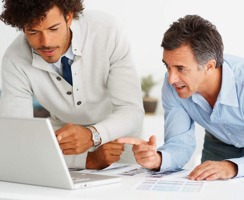 西方人,两个人,伙伴,朋友,商务人士,商务男性,办公室,站,说,横图,照片,室内,白天,正面,衬衫,讨论,友谊,合作,团队,电脑,显示器,鼠标,键盘,植物,家具,桌子,欧洲,欧洲人,弯腰,指,套装,朦胧,模糊,网络,盆栽,办公桌,墙,领带,盆景,注视,方向,输入设备,通讯设备,墙壁,墙面,绿色,白色,自然,低头,观察,看,手势,站着,台式电脑,战略,摄影,生长,成长,观看,察看,指向,象征,庄重,食指,关注,通信设备,商务装,身份,工薪阶层,输出设备,办公家具,弯身,联合,合谋,正式,地位,交流,配合,协作,男人,男性,中年男性,白种人,白领,上班族,相片,沟通,讲话,交谈,商讨,说话,谈话,站立,半身,彩图,衬衣,拍摄,照相