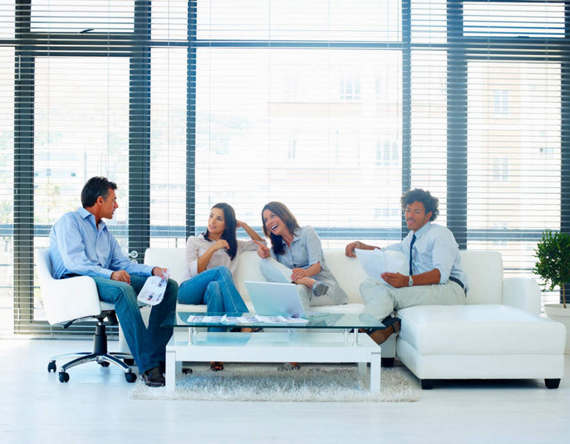 西方人,四个人,伙伴,朋友,商务人士,商务男性,商务女性,坐,笑,说,微笑,露齿笑,横图,室内,白天,正面,衬衫,讨论,友谊,合作,团队,电脑,笔记本电脑,植物,窗户,落地窗,沙发,桌子,杯子,椅子,玻璃,欧洲,欧洲人,套装,朦胧,模糊,网络,材料,档案,盆栽,文件,纸,领带,盆景,二郎腿,茶几,扭头,注视,通讯设备,玻璃窗,玻璃制品,绿色,自然,会议椅,手稿,水杯,资料,观察,看,转头,战略,生长,成长,观看,办公椅,证明,察看,无线,象征,庄重,关注,文档,通信设备,商务装,身份,无线网络,布艺沙发,无线上网,便携式电脑,工薪阶层,联合,合谋,正式,地位,商务椅,培训椅,交流,配合,协作,手提电脑,男人,男性,女人,女性,中年男性,中年女性,白种人,白领,上班族,玻璃杯,沟通,讲话,交谈,商讨,说话,谈话,坐着,彩图,全身,衬衣