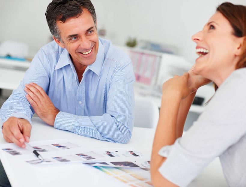 西方人,两个人,伙伴,朋友,商务人士,商务男性,商务女性,办公室,坐,笑,微笑,露齿笑,横图,室内,白天,正面,衬衫,友谊,合作,团队,家具,桌子,欧洲,欧洲人,撑,握,套装,朦胧,模糊,材料,档案,文件,纸,办公桌,墙,拿,拿着,托腮,注视,墙壁,墙面,白色,手稿,资料,观察,看,托,战略,握着,观看,证明,察看,关注,托下巴,文档,商务装,工薪阶层,办公家具,联合,合谋,配合,协作,男人,男性,女人,女性,中年男性,中年女性,白种人,白领,上班族,坐着,半身,彩图,衬衣