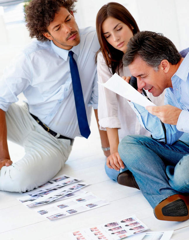 西方人,三个人,伙伴,朋友,商务人士,商务男性,商务女性,坐,笑,盘腿,微笑,竖图,照片,室内,白天,正面,衬衫,友谊,合作,团队,仪器,地板,欧洲,欧洲人,握,套装,检查,朦胧,模糊,反射,分析,科学,放大镜,领带,地面,拿,拿着,注视,木地板,低头,观察,看,清晰,探索,战略,握着,摄影,放大,观看,仔细,透镜,察看,凸透镜,聚焦,象征,庄重,关注,商务装,身份,工薪阶层,光学,清楚,联合,合谋,正式,地位,配合,协作,男人,男性,年轻女性,女人,女性,中年男性,白种人,白领,上班族,相片,盘腿而坐,盘膝,盘着腿的,盘着腿坐,双腿交叉,坐着,半身,彩图,衬衣,拍摄,照相