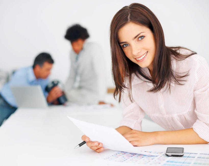 西方人,三个人,伙伴,朋友,商务人士,商务男性,商务女性,办公室,站,坐,笑,打电话,微笑,露齿笑,横图,室内,白天,正面,衬衫,友谊,合作,团队,电脑,笔记本电脑,家具,桌子,电话,手机,相机,欧洲,欧洲人,握,套装,朦胧,模糊,网络,材料,档案,文件,办公桌,墙,拿,拿着,注视,通讯设备,墙壁,墙面,拍照,白色,数码相机,资料,低头,观察,看,站着,单反,战略,握着,摄影,观看,单反相机,察看,无线,关注,文档,通信设备,商务装,无线网络,无线上网,便携式电脑,工薪阶层,办公家具,联合,合谋,交流,配合,协作,手提电脑,男人,男性,年轻女性,女人,女性,中年男性,白种人,白领,上班族,照相机,沟通,通话,站立,坐着,半身,彩图,衬衣,照相