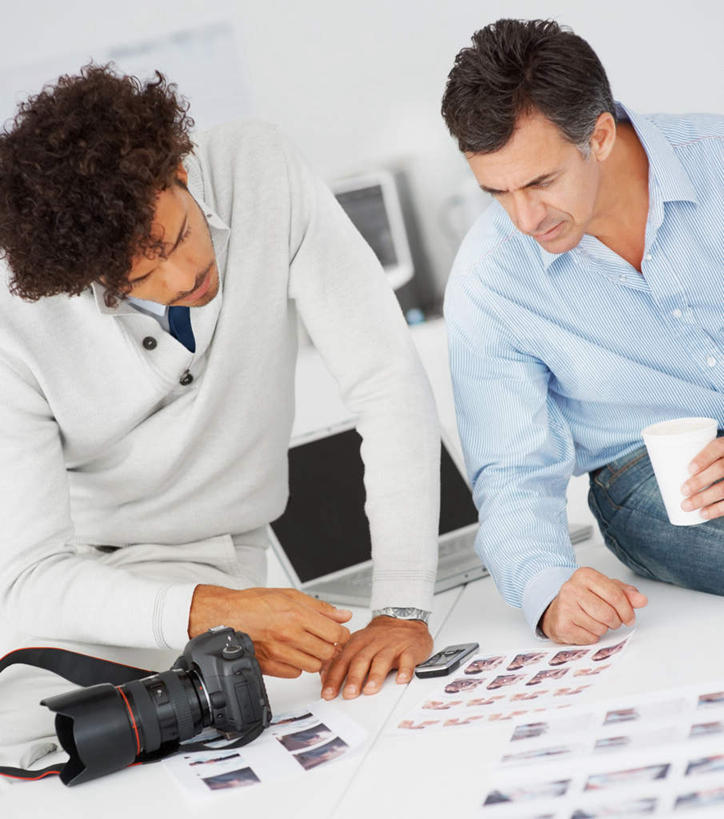 西方人,两个人,伙伴,朋友,商务人士,商务男性,办公室,站,坐,竖图,照片,室内,白天,正面,衬衫,友谊,合作,团队,家具,桌子,杯子,相机,欧洲,欧洲人,握,套装,朦胧,模糊,时间,时钟,手表,办公桌,墙,拿,计时,拿着,注视,墙壁,墙面,拍照,白色,数码相机,纸制品,钟表,低头,观察,看,站着,表,战略,握着,摄影,观看,纸杯,腕表,察看,关注,一次性杯子,商务装,工薪阶层,办公家具,联合,合谋,配合,协作,男人,男性,中年男性,白种人,白领,上班族,相片,照相机,钟,站立,坐着,半身,彩图,衬衣,拍摄,照相