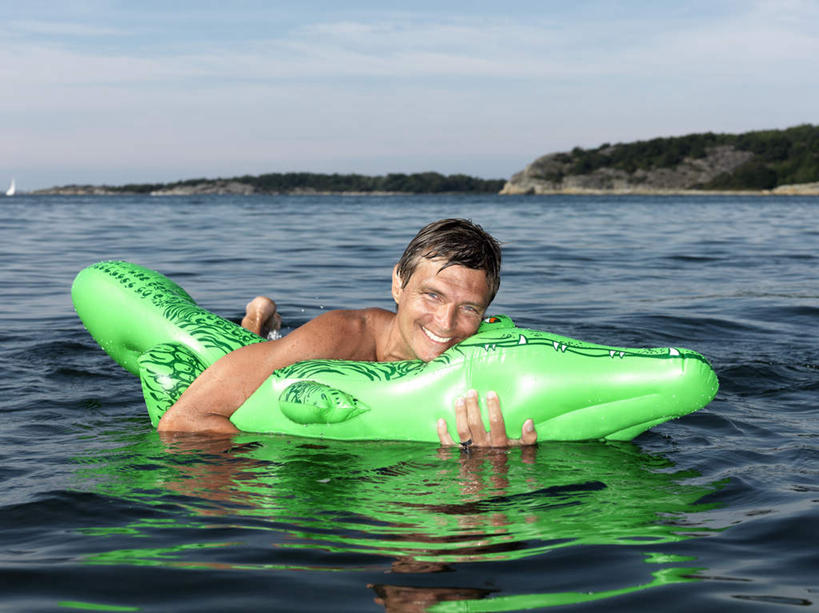 游泳,西方人,一个人,抱,笑,微笑,露齿笑,横图,室外,白天,正面,岛屿,海浪,海洋,床,鳄鱼,欧洲,欧洲人,仅一个男性,仅一个人,仅一个中年男性,波纹,塑料,岛,浪花,云,云朵,涟漪,云彩,注视,蓝色,白云,蓝天,水纹,天空,海水,塑料制品,波浪,天,观察,看,气垫床,充气,晴朗,抱着,观看,察看,搂着,关注,海景,水晕,泅水,拍浮,男人,男性,中年男性,白种人,大海,风浪,海,海水的波动,近岸浪,列岛,群岛,涌浪,诸岛,晴空,搂,搂抱,半身,彩图