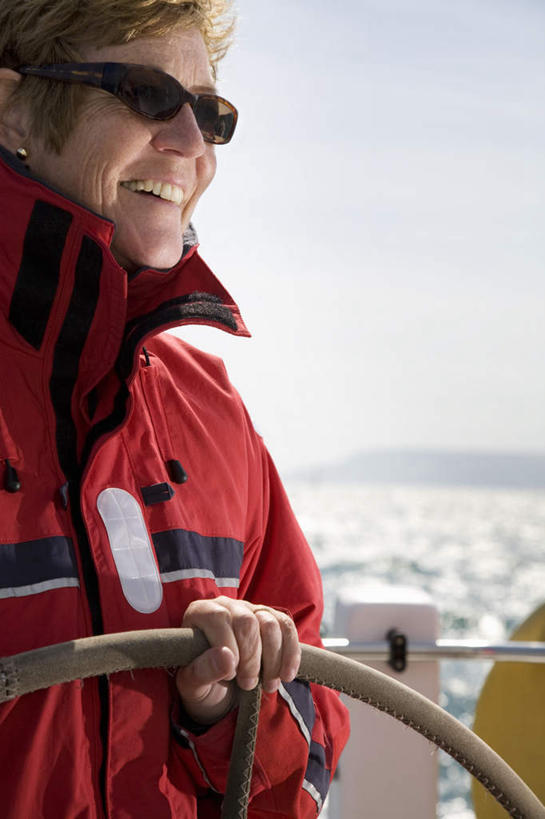 帆船,西方人,一个人,站,笑,微笑,露齿笑,竖图,室外,白天,正面,机器,仪器,海浪,海洋,船,欧洲,欧洲人,仅一个女性,仅一个人,一艘,握,阴影,服装,朦胧,模糊,光线,墨镜,眼镜,影子,浪花,云,云朵,云彩,注视,休闲装,设备,衣服,蓝色,白云,蓝天,天空,阳光,海水,方向盘,太阳镜,太阳眼镜,交通工具,天,观察,驾驶,看,行驶,站着,仅一个中年女性,休闲,休闲服,遮阳镜,握着,服饰,晴朗,观看,控制,察看,关注,载具,海景,女人,女性,中年女性,白种人,大海,风浪,海,海水的波动,近岸浪,涌浪,晴空,站立,半身,彩图