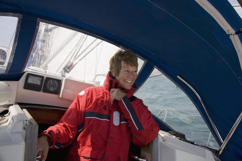 帆船,西方人,一个人,站,笑,微笑,露齿笑,横图,室外,白天,正面,海浪,海洋,船,欧洲,欧洲人,仅一个女性,仅一个人,一艘,服装,浪花,扭头,注视,休闲装,衣服,海水,交通工具,观察,看,站着,转头,仅一个中年女性,休闲,休闲服,服饰,观看,察看,关注,载具,海景,女人,女性,中年女性,白种人,大海,风浪,海,海水的波动,近岸浪,涌浪,站立,半身,彩图