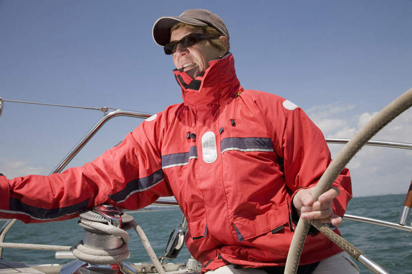 帆船,西方人,一个人,站,笑,微笑,横图,室外,白天,正面,机器,仪器,海浪,海洋,水,船,欧洲,欧洲人,仅一个女性,仅一个人,一艘,握,阴影,飞溅,服装,溅,光线,墨镜,眼镜,液体,影子,浪花,水滴,水平线,云,云朵,辽阔,海平线,拿,云彩,拿着,注视,休闲装,设备,水珠,衣服,蓝色,白云,蓝天,天空,阳光,海水,方向盘,太阳镜,太阳眼镜,交通工具,天,观察,驾驶,看,行驶,站着,仅一个中年女性,休闲,广阔,休闲服,遮阳镜,握着,服饰,晴朗,观看,一望无际,控制,察看,关注,喷洒,载具,海景,无边无际,一马平川,女人,女性,中年女性,白种人,大海,风浪,海,海水的波动,近岸浪,涌浪,晴空,站立,半身,彩图,水天相接,水天一线