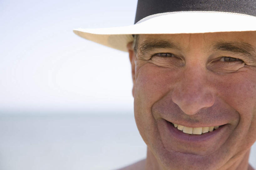 西方人,脸,头,脸颊,一个人,站,笑,微笑,露齿笑,横图,室外,特写,白天,正面,海浪,海洋,帽子,欧洲,欧洲人,仅一个男性,仅一个人,仅一个中年男性,朦胧,模糊,草帽,浪花,水平线,辽阔,海平线,注视,肩膀,蓝色,蓝天,天空,海水,天,观察,看,站着,广阔,晴朗,观看,一望无际,察看,关注,海景,万里无云,无边无际,一马平川,男人,男性,中年男性,白种人,头部,脸部,脸蛋,面部,大海,风浪,海,海水的波动,近岸浪,涌浪,晴空,晴空万里,站立,半身,彩图,水天相接,水天一线