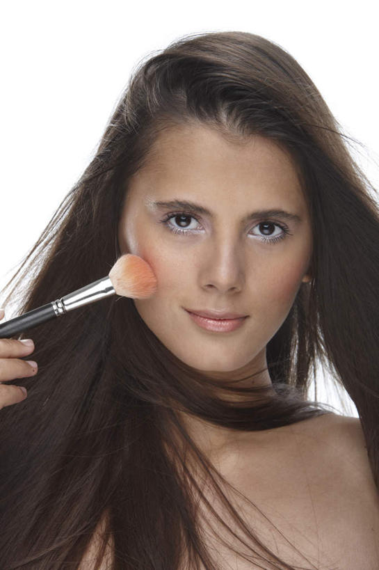 西方人,脸,头,脸颊,手,头发,一个人,站,笑,微笑,竖图,室内,特写,白天,白色背景,正面,化妆,美容,欧洲,欧洲人,仅一个年轻女性,仅一个女性,仅一个人,护肤,握,阴影,反射,影子,拿,拿着,注视,裸露,肩膀,黑色,彩妆,化妆刷,刷子,观察,看,站着,保养,享受,休闲,手部,放松,握着,保健,摄影,影棚,观看,单手,察看,美容工具,关注,裸,养颜,彩妆刷,化妆工具,蜜粉刷,尤物,年轻女性,女人,女性,白种人,头部,长发,直发,脸部,脸蛋,面部,站立,半身,彩图,影棚拍摄,拍摄,佳丽,丽人,美人