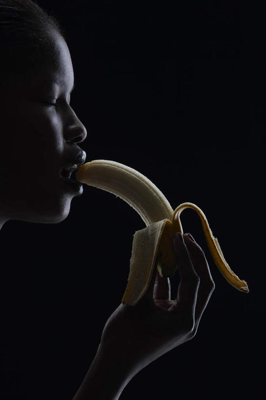 西方人,脸,头,脸颊,一个人,竖图,室内,特写,白天,侧面,欧洲,非洲,黑人,欧洲人,仅一个年轻女性,仅一个女性,仅一个人,阴影,黑色背景,反射,影子,肩膀,摄影,影棚,年轻女性,女人,女性,非洲人,头部,脸部,脸蛋,面部,半身,彩图,影棚拍摄,拍摄